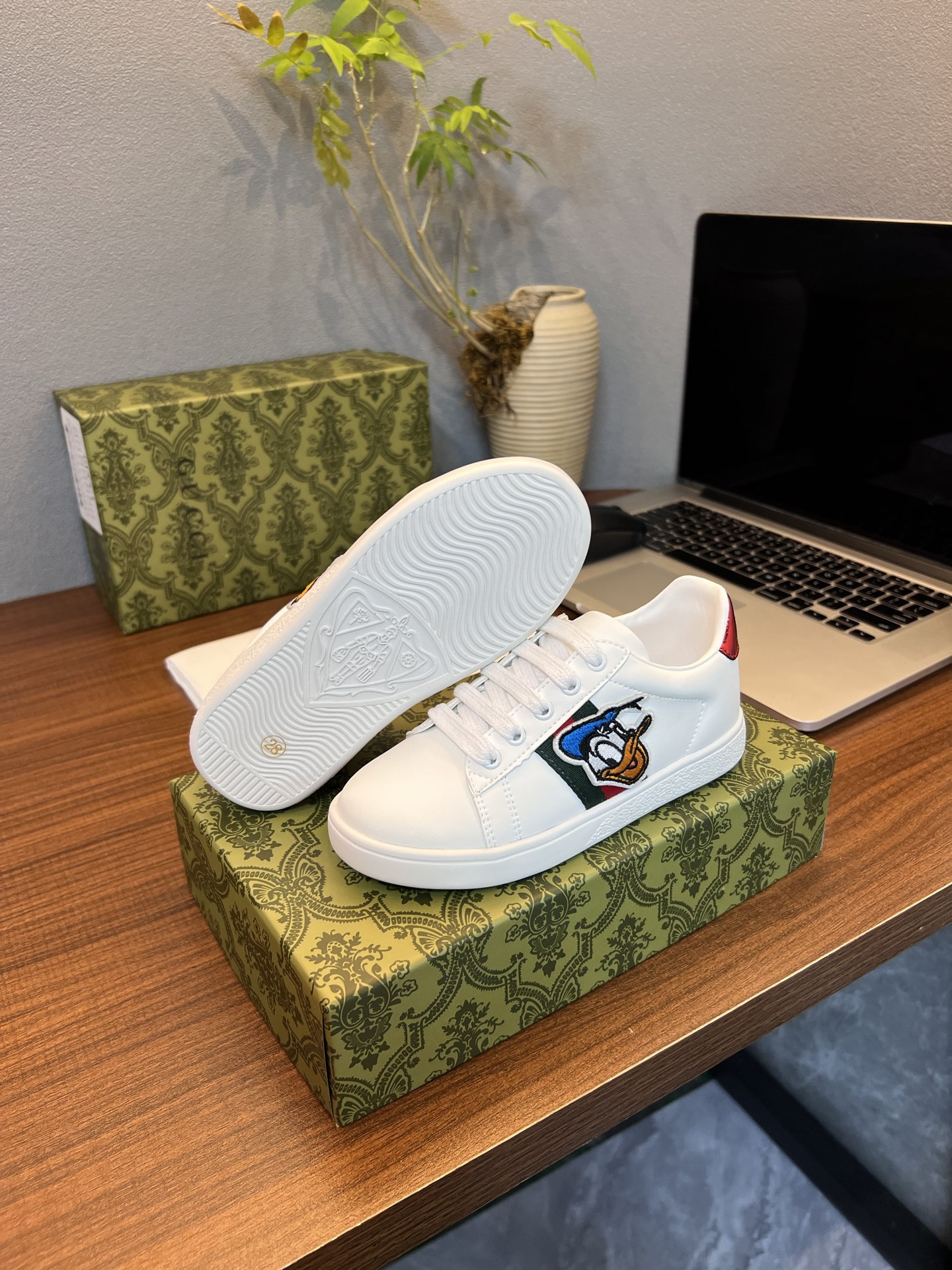 Children's shoes child